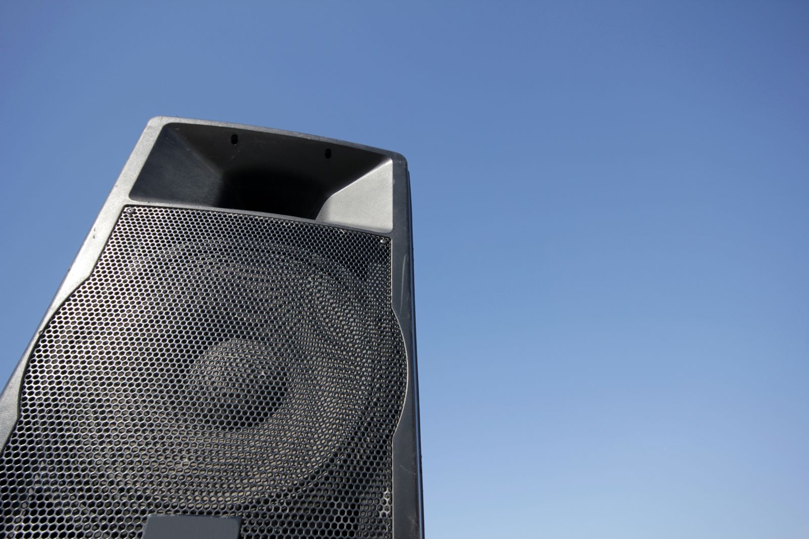 Altavoz profesional de alquiler en Sevilla