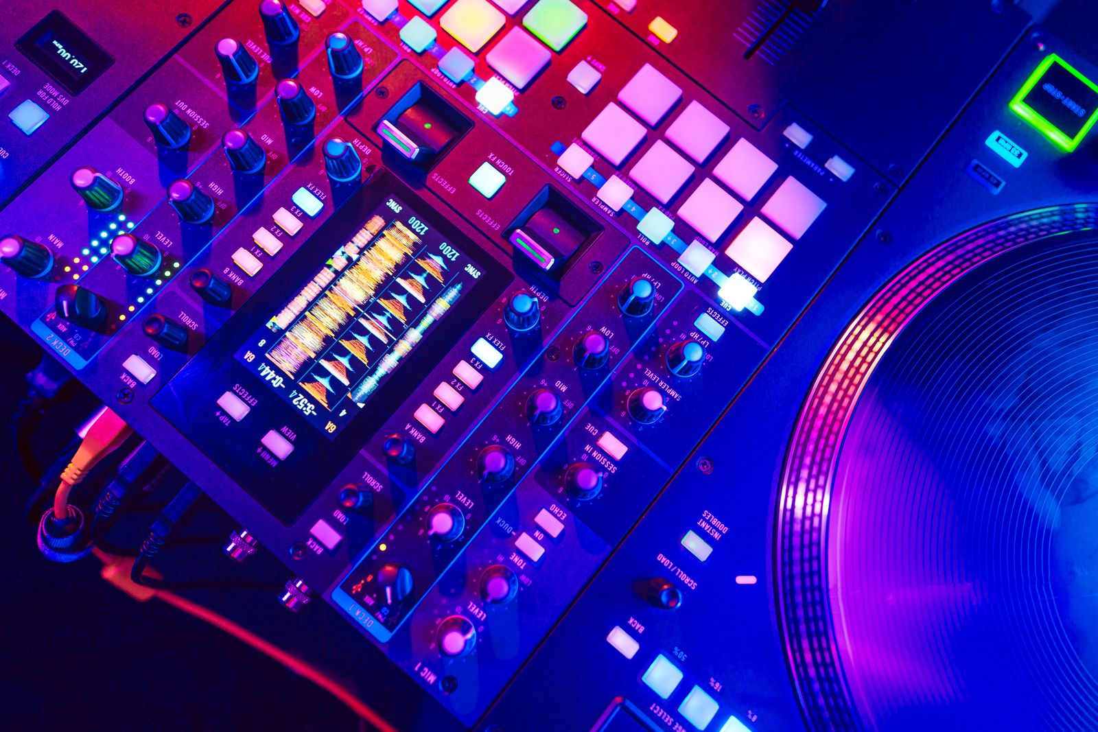 Reproductores CDJ y mesa de DJ