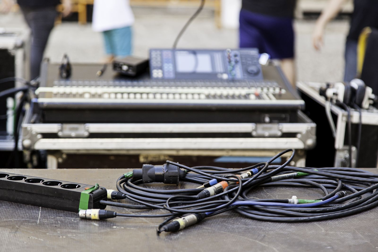Cableado y regletas preparados sobre un flightcase