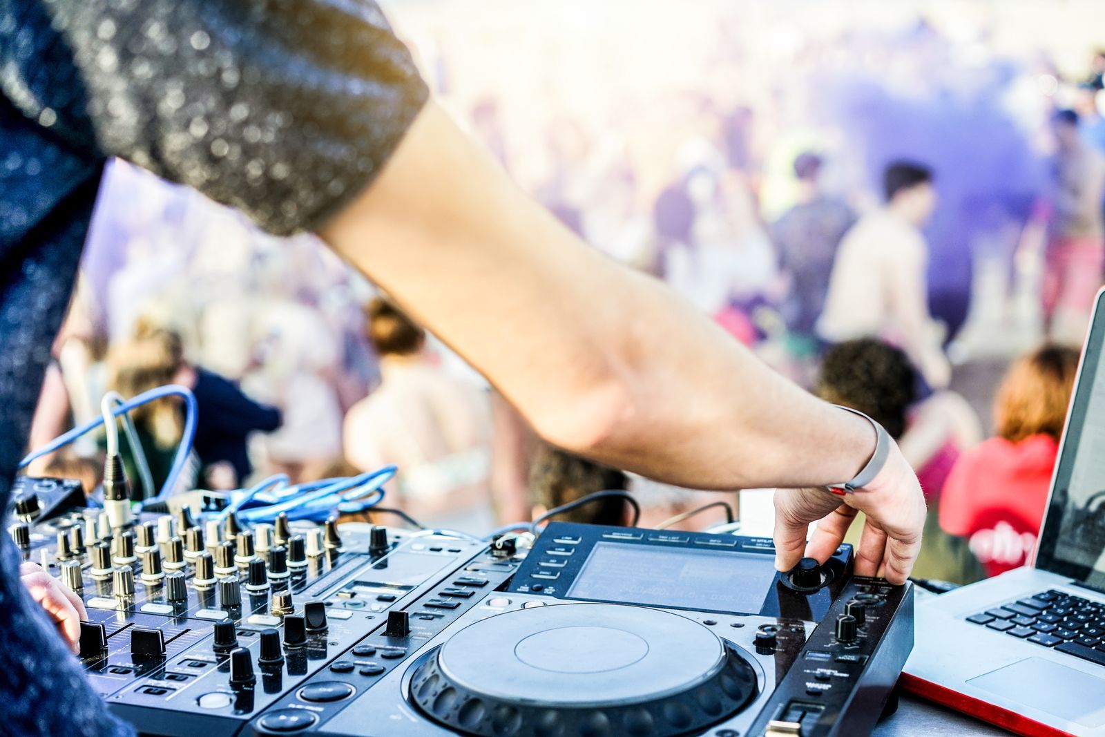DJ pinchando al aire libre con público durante el día