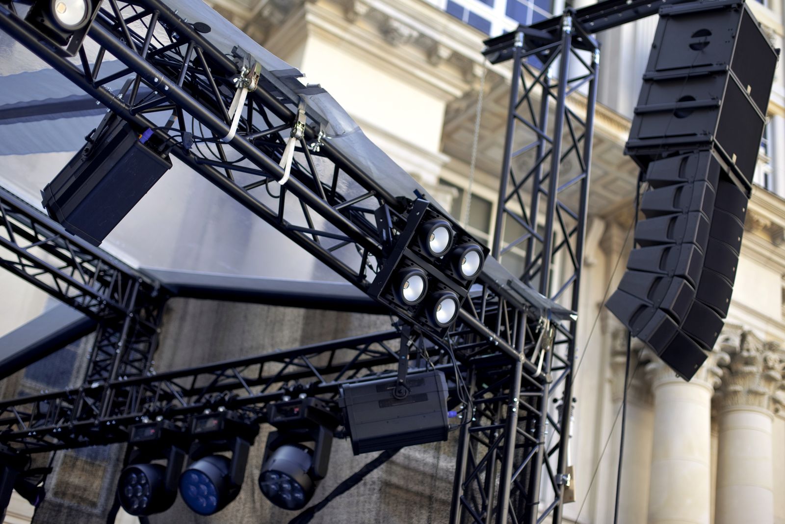 Escenario modular montado para un concierto