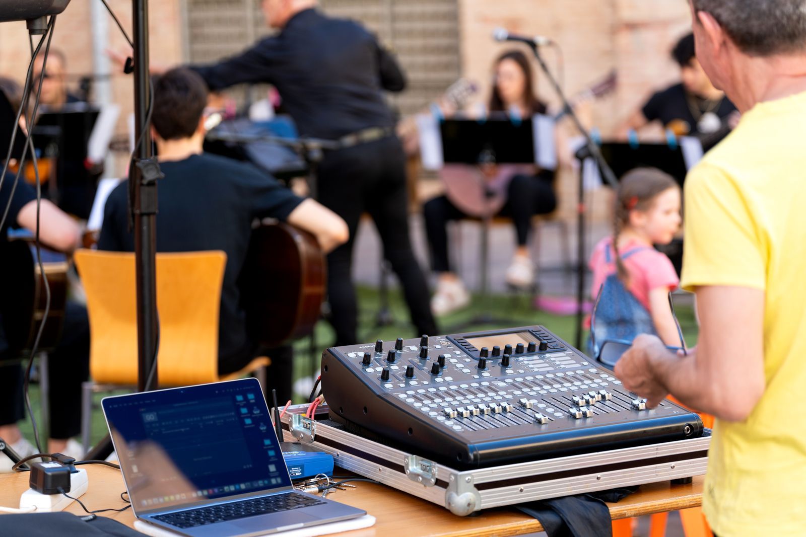 Mesa de mezclas digital en el control de un evento al aire libre