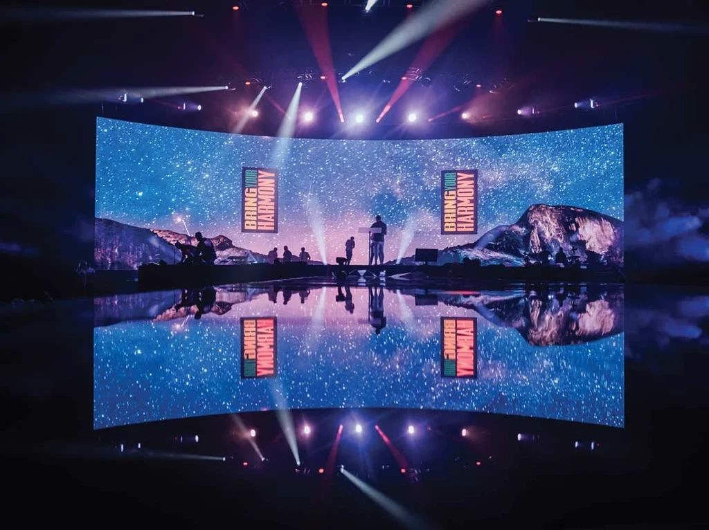 Pantalla LED curva de gran formato en un escenario