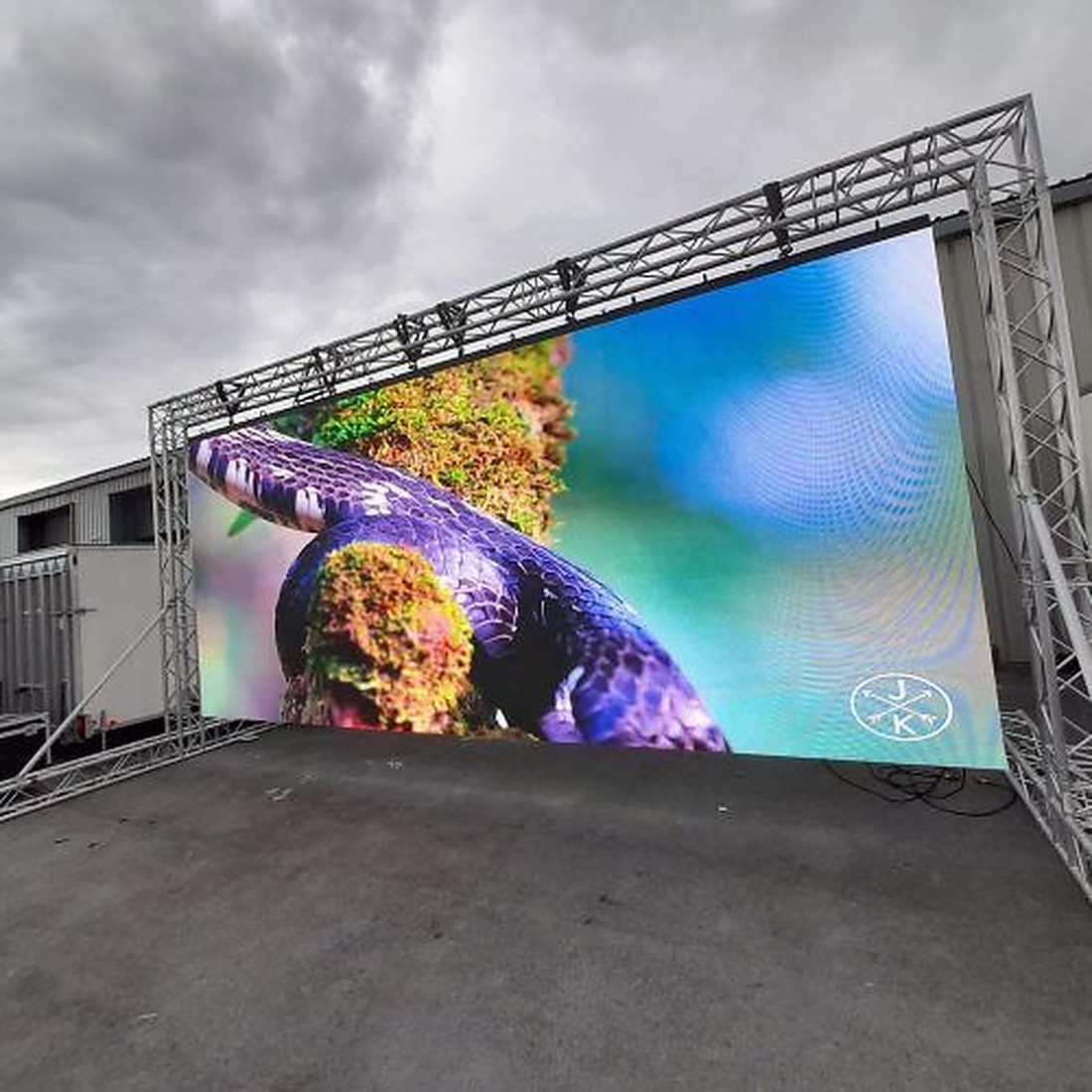 Pantalla LED de exterior montada sobre estructura de truss