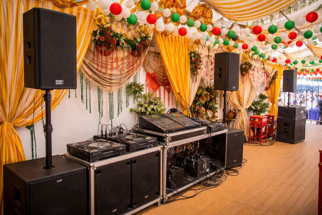 Equipo de sonido y cabina de DJ montados en una caseta de Feria
