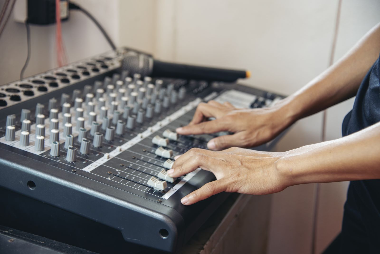 Técnica ajustando los niveles de una mesa de sonido
