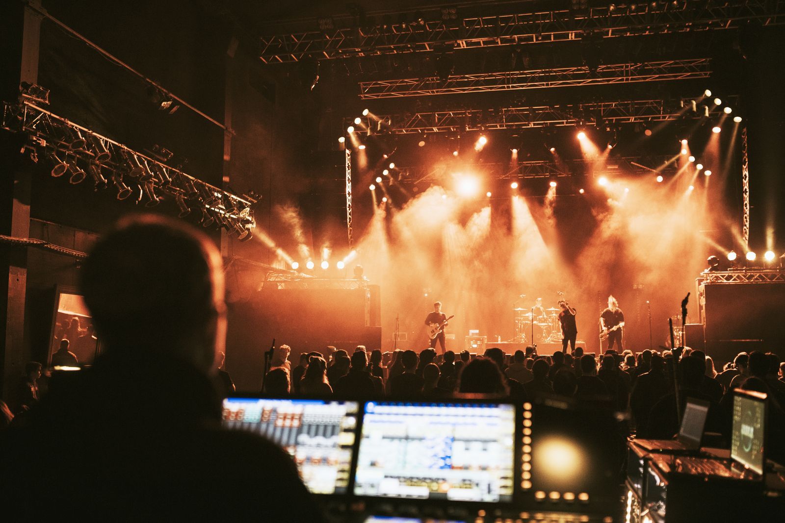Técnico de sonido en el control frente a un concierto en directo