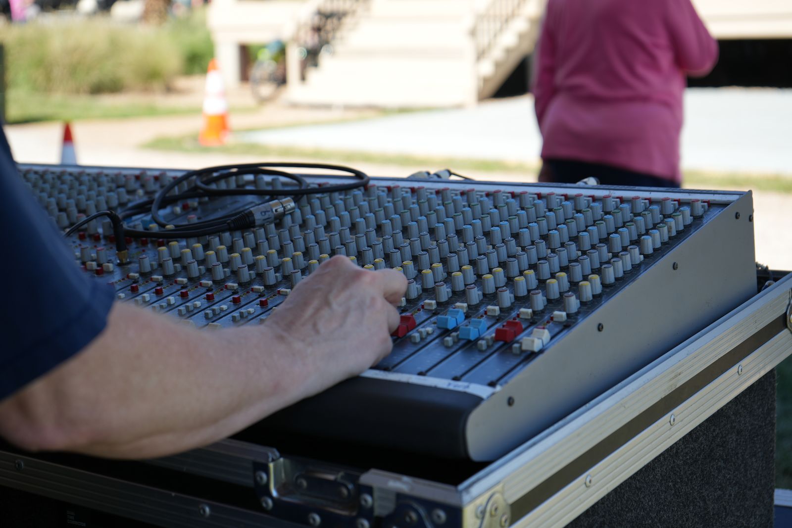 Técnico ajustando la mesa de sonido en un evento en Sevilla