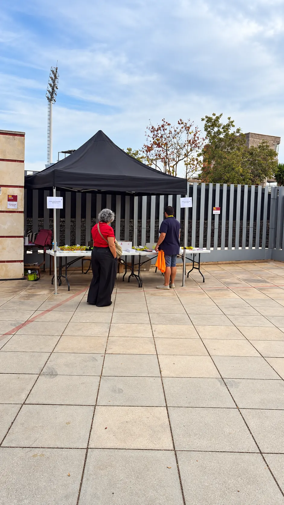 Carpa como punto de información y acreditaciones