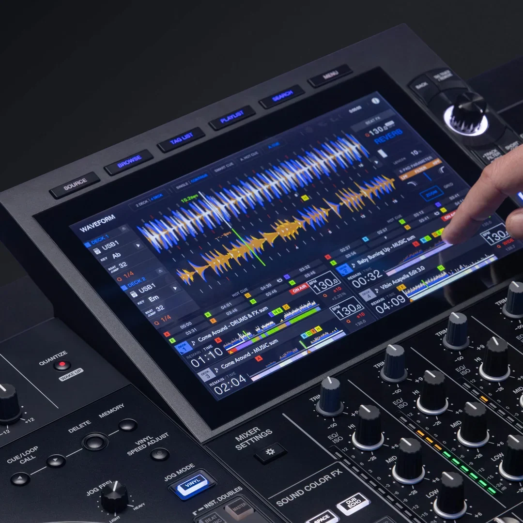 Touchscreen des AlphaTheta XDJ-AZ mit Wellenformen
