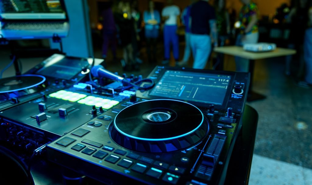 Alquiler de CDJ para DJ en Sevilla | Equipos Profesionales para Eventos y Fiestas dj console during the party