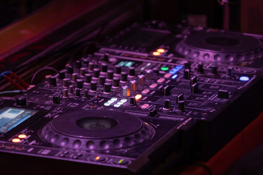 Alquiler de CDJ para DJ en Sevilla | Equipos Profesionales para Eventos y Fiestas mixes on cd players or track at nightclub during party for dj. nightlife of disco club in disco pub club bar background for party music dancing festival performance. entertainment nightlife.