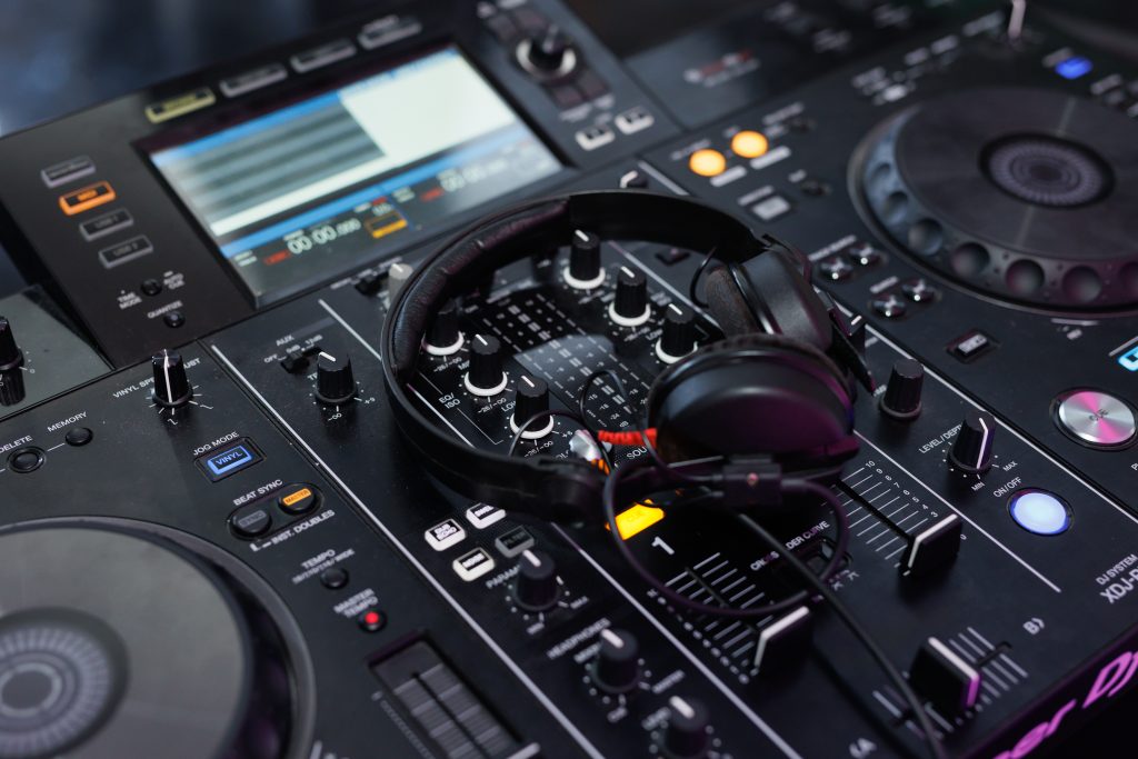 Alquiler de CDJ para DJ en Sevilla | Equipos Profesionales para Eventos y Fiestas a close up of a black electronic device, a remote control for a dj and a musician with buttons.