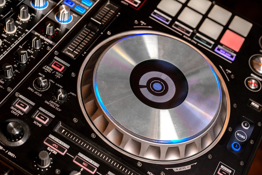 Alquiler de CDJ para DJ en Sevilla | Equipos Profesionales para Eventos y Fiestas disc jockey dj mixing deck and turntables with controls for mixi